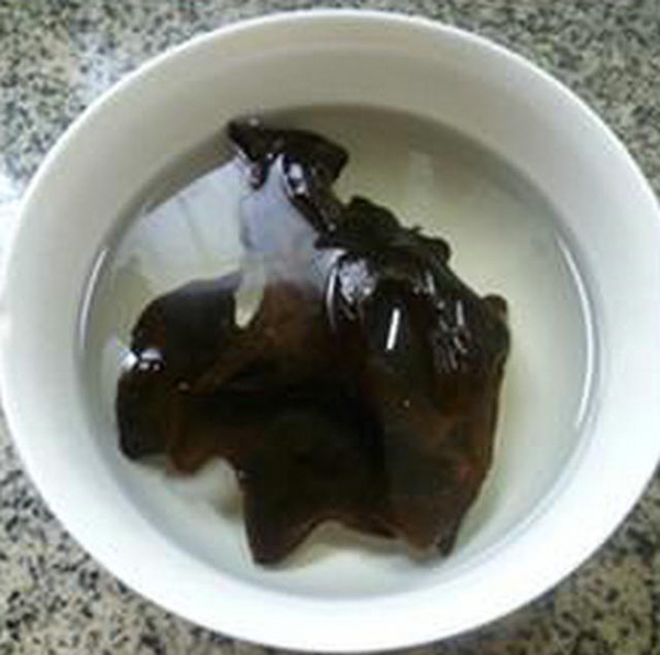 黑木耳香芹炒餃子皮的做法-家常味炒菜譜