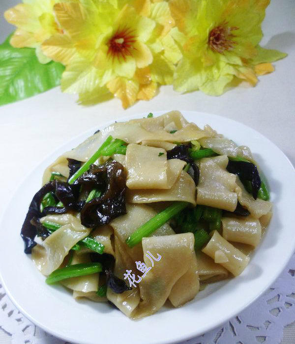 黑木耳香芹炒餃子皮的做法-家常味炒菜譜-易網健康養生網 黑木耳香芹炒餃子皮的做法-家常味炒菜譜