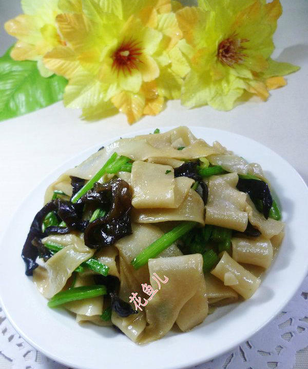 黑木耳香芹炒餃子皮的做法-家常味炒菜譜-易網健康養生網 黑木耳香芹炒餃子皮的做法-家常味炒菜譜