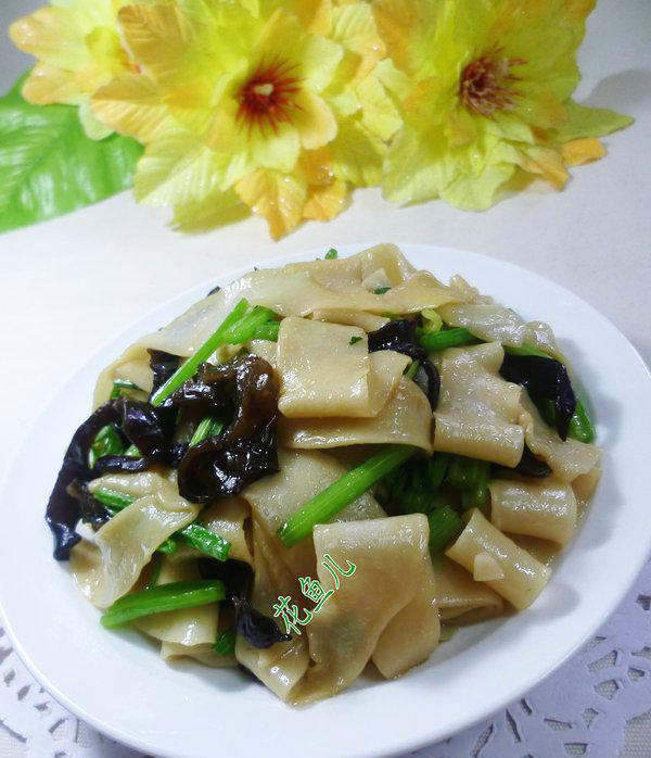 黑木耳香芹炒餃子皮的做法-家常味炒菜譜-易網健康養生網 黑木耳香芹炒餃子皮的做法-家常味炒菜譜