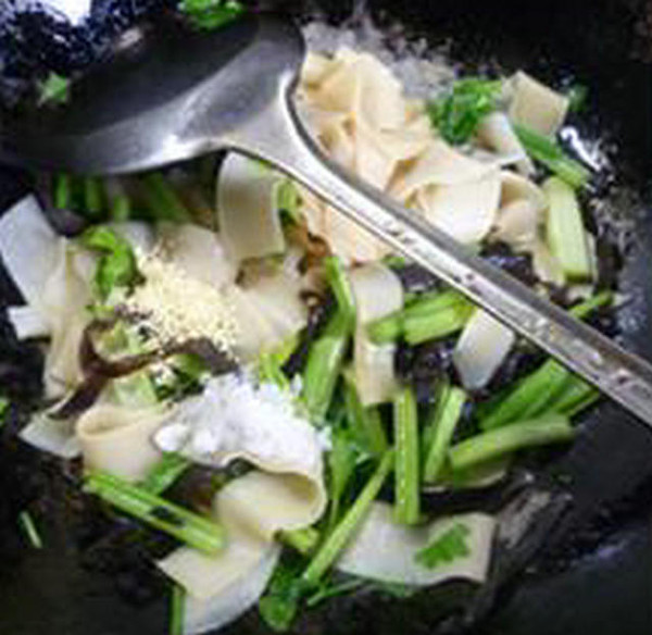 黑木耳香芹炒餃子皮的做法-家常味炒菜譜