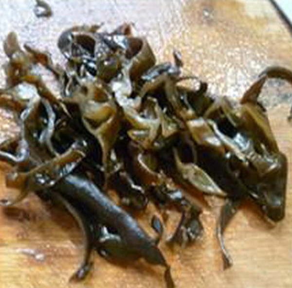 黑木耳香芹炒餃子皮的做法-家常味炒菜譜
