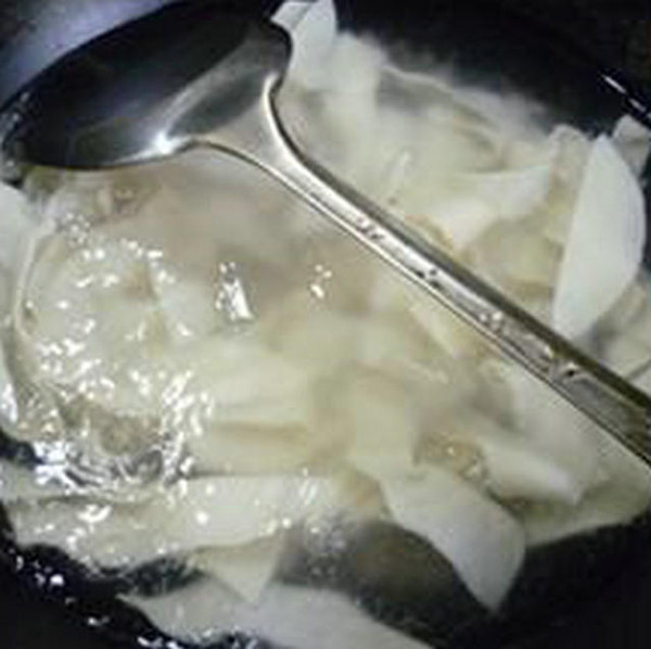 黑木耳香芹炒餃子皮的做法-家常味炒菜譜