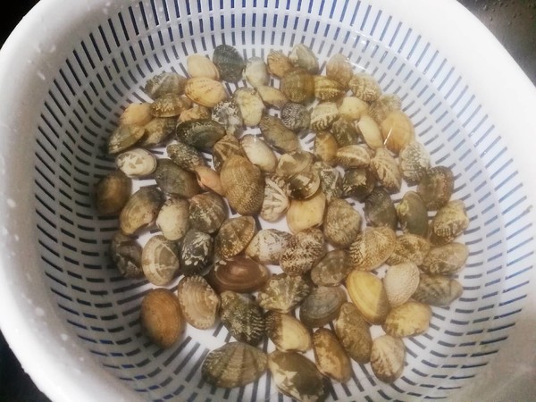 比飯店還好吃的爆炒花甲的做法-香辣味炒菜譜-易網健康養生網 比飯店還好吃的爆炒花甲的做法-香辣味炒菜譜