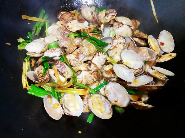 比飯店還好吃的爆炒花甲的做法-香辣味炒菜譜-易網健康養生網 比飯店還好吃的爆炒花甲的做法-香辣味炒菜譜