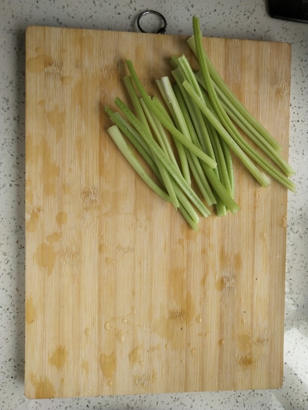 芹菜炒肉的做法-咸鮮味炒菜譜-易網(wǎng)<a href=http://www.aoa7937.com/ target=_blank class=infotextkey>健康養(yǎng)生</a>網(wǎng) 芹菜炒肉的做法-咸鮮味炒菜譜
