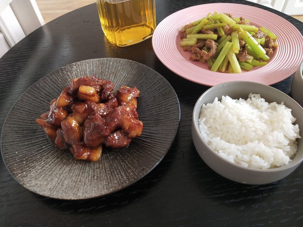 芹菜炒肉的做法-咸鮮味炒菜譜-易網(wǎng)健康養(yǎng)生網(wǎng) 芹菜炒肉的做法-咸鮮味炒菜譜
