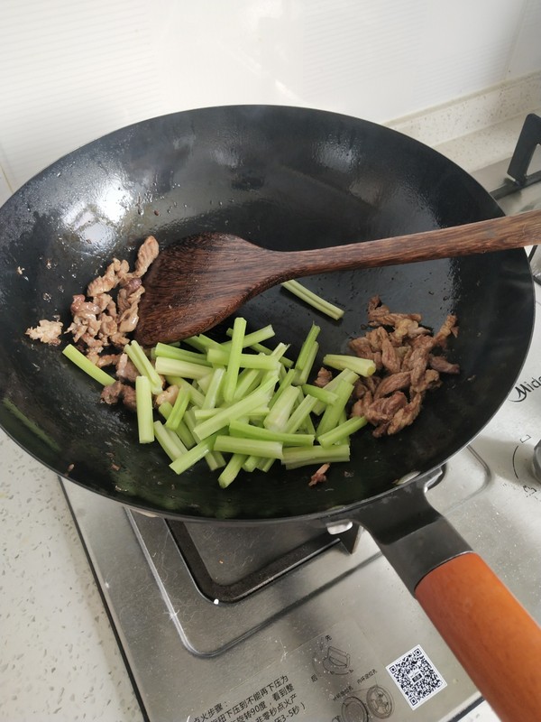 芹菜炒肉的做法-咸鮮味炒菜譜-易網(wǎng)健康養(yǎng)生網(wǎng) 芹菜炒肉的做法-咸鮮味炒菜譜