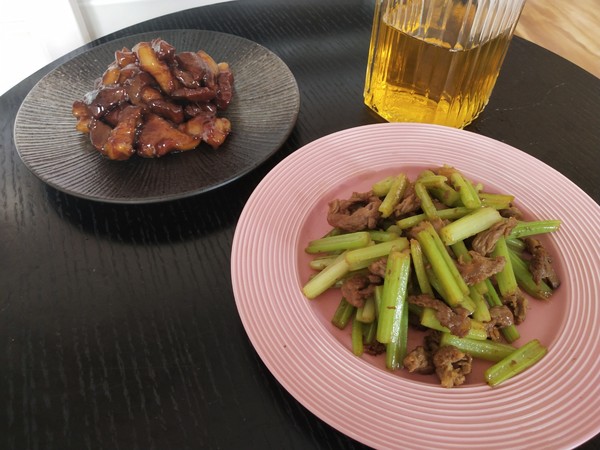 芹菜炒肉的做法-咸鮮味炒菜譜-易網(wǎng)健康養(yǎng)生網(wǎng) 芹菜炒肉的做法-咸鮮味炒菜譜
