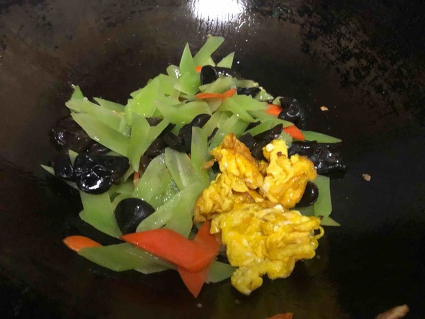 萵筍炒雞蛋的做法-家常味炒菜譜