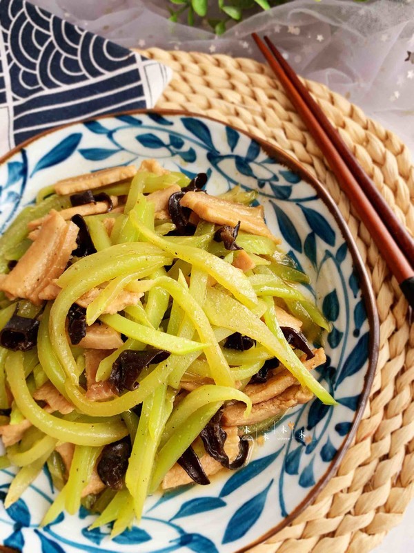 青筍炒肉絲的做法-家常味炒菜譜-易網(wǎng)健康養(yǎng)生網(wǎng) 青筍炒肉絲的做法-家常味炒菜譜