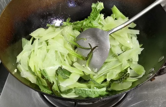 萵筍炒肉的做法-家常味炒菜譜