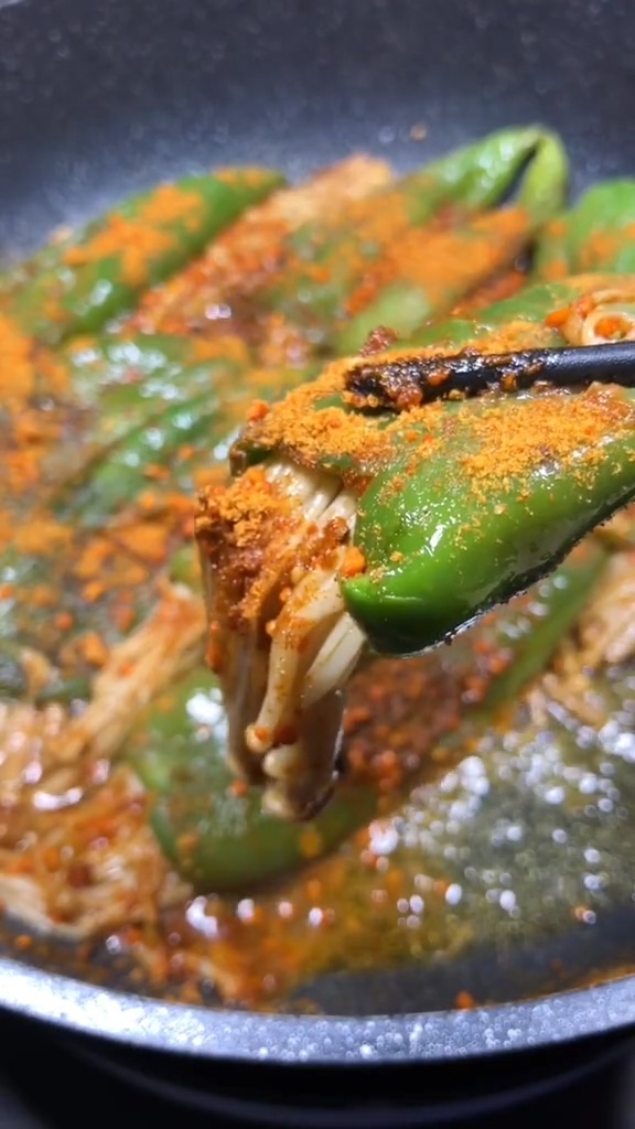 青椒金針菇的做法-家常味煎菜譜-易網健康養生網 青椒金針菇的做法-家常味煎菜譜