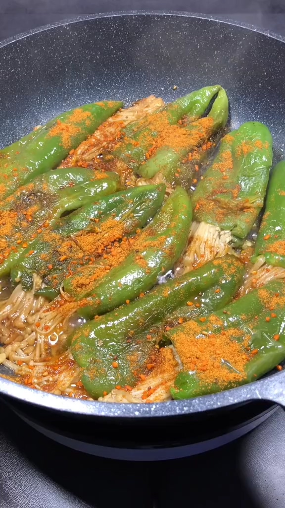 青椒金針菇的做法-家常味煎菜譜-易網健康養生網 青椒金針菇的做法-家常味煎菜譜