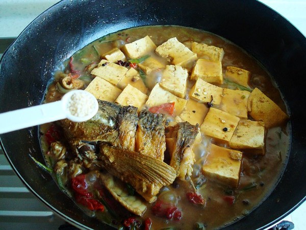 豆腐燉魚頭的做法-家常味燉菜譜