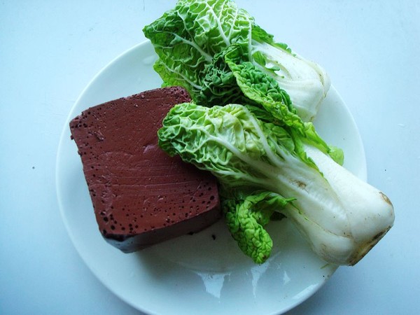 黃心菜燉血塊的做法-家常味燉菜譜-易網<a href=http://www.aoa7937.com/ target=_blank class=infotextkey>健康養生</a>網 黃心菜燉血塊的做法-家常味燉菜譜
