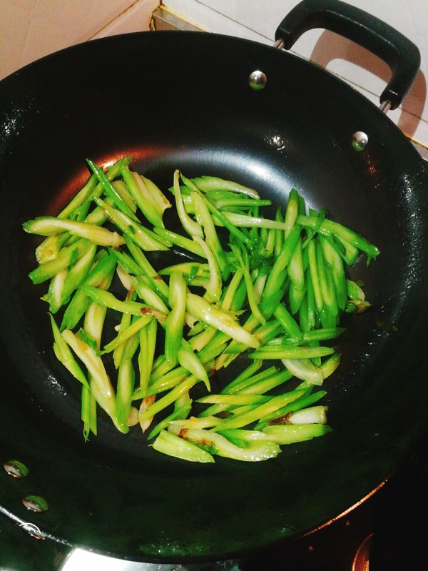 芹菜炒腐竹的做法-家常味炒菜譜