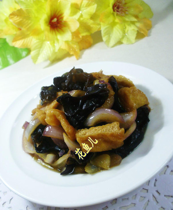 黑木耳洋蔥炒小油方的做法-家常味炒菜譜-易網(wǎng)健康養(yǎng)生網(wǎng) 黑木耳洋蔥炒小油方的做法-家常味炒菜譜
