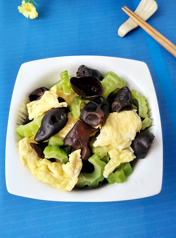 雞蛋炒苦瓜黑木耳的做法-家常味炒菜譜-易網(wǎng)健康養(yǎng)生網(wǎng) 雞蛋炒苦瓜黑木耳的做法-家常味炒菜譜