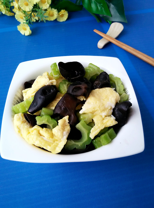 雞蛋炒苦瓜黑木耳的做法-家常味炒菜譜-易網(wǎng)健康養(yǎng)生網(wǎng) 雞蛋炒苦瓜黑木耳的做法-家常味炒菜譜
