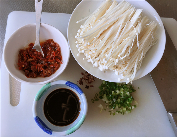 剁椒蒸金針菇的做法-香辣味蒸菜譜-易網健康養生網 剁椒蒸金針菇的做法-香辣味蒸菜譜