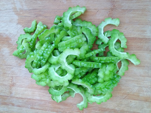 雞蛋炒苦瓜黑木耳的做法-家常味炒菜譜