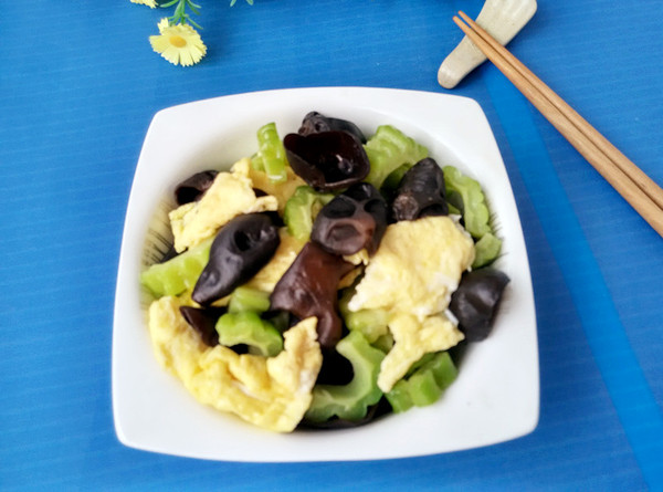 雞蛋炒苦瓜黑木耳的做法-家常味炒菜譜-易網(wǎng)健康養(yǎng)生網(wǎng) 雞蛋炒苦瓜黑木耳的做法-家常味炒菜譜