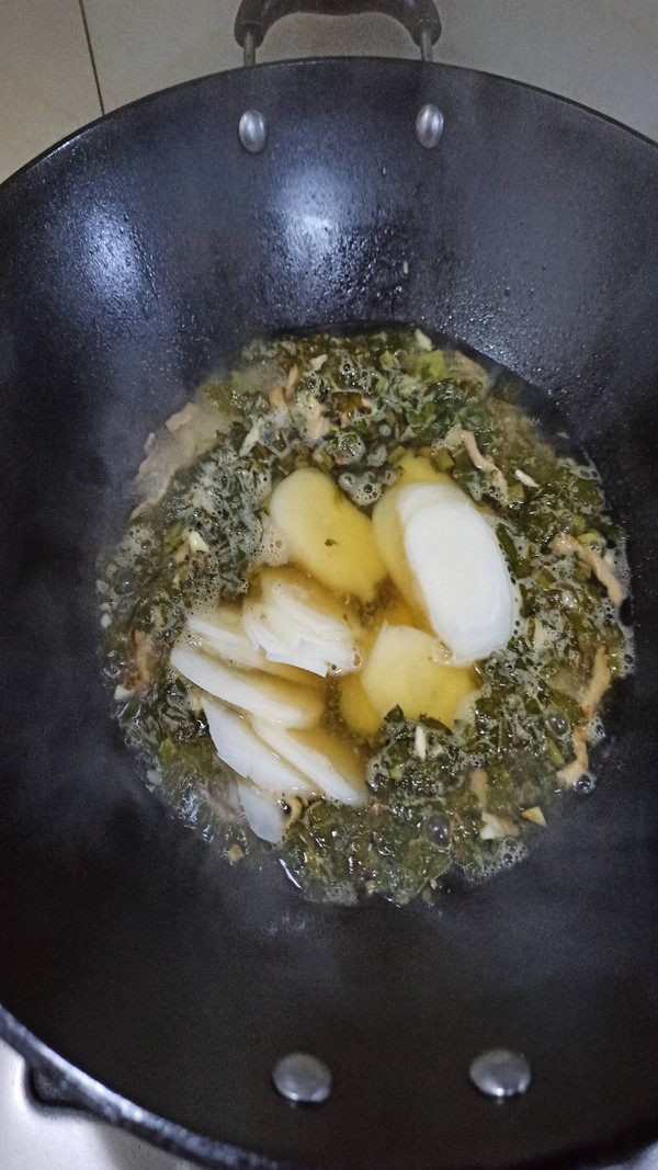 雪菜肉絲炒年糕的做法-咸鮮味炒菜譜