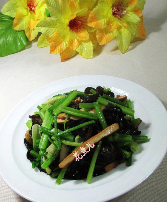 黑木耳香干炒芹菜的做法-家常味炒菜譜-易網(wǎng)健康養(yǎng)生網(wǎng) 黑木耳香干炒芹菜的做法-家常味炒菜譜