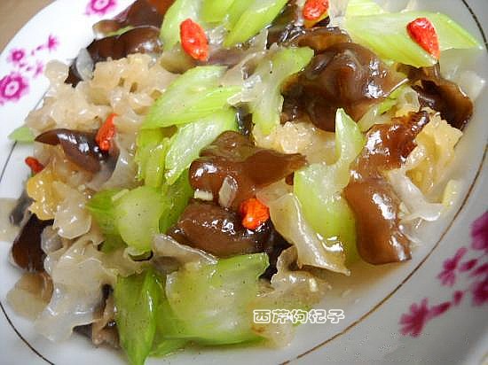 銀耳西芹枸杞子的做法-家常味炒菜譜-易網健康養生網 銀耳西芹枸杞子的做法-家常味炒菜譜