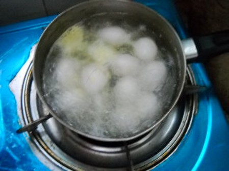 木耳燒鴿蛋的做法-家常味燒菜譜