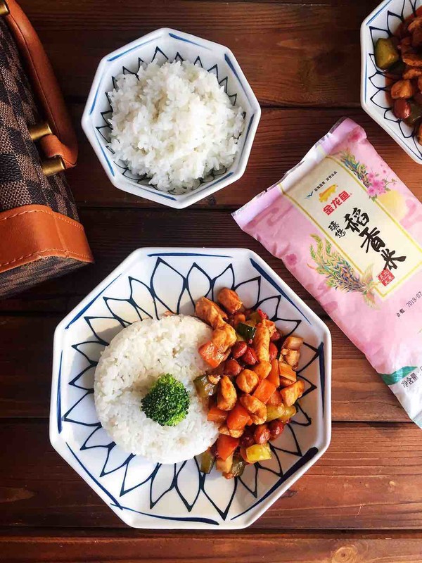 秒殺飯店的宮保雞丁蓋澆飯的做法-咸鮮味炒菜譜-易網健康養生網 秒殺飯店的宮保雞丁蓋澆飯的做法-咸鮮味炒菜譜
