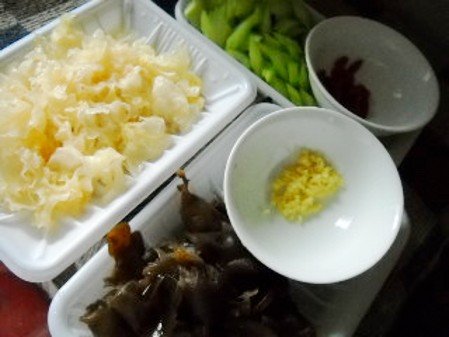 銀耳西芹枸杞子的做法-家常味炒菜譜