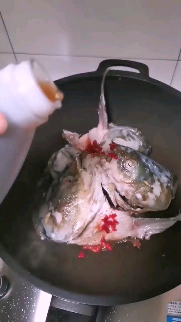紅燒草魚頭的做法-家常味煮菜譜
