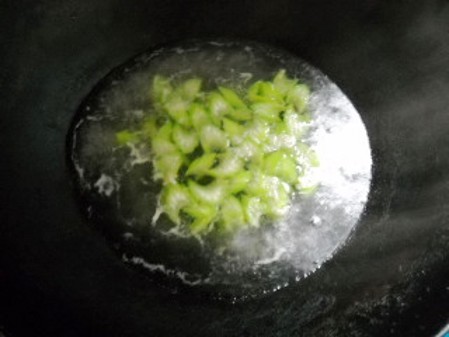 銀耳西芹枸杞子的做法-家常味炒菜譜