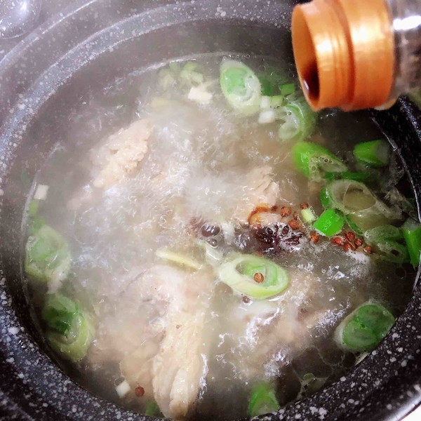 酸菜燉大骨的做法-咸鮮味燉菜譜-易網健康養生網 酸菜燉大骨的做法-咸鮮味燉菜譜
