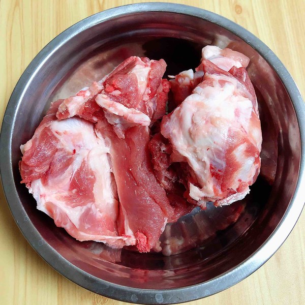 酸菜燉大骨的做法-咸鮮味燉菜譜-易網<a href=http://www.aoa7937.com/ target=_blank class=infotextkey>健康養生</a>網 酸菜燉大骨的做法-咸鮮味燉菜譜