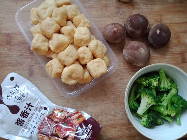 香菇炒豆腐泡的做法-咸鮮味炒菜譜