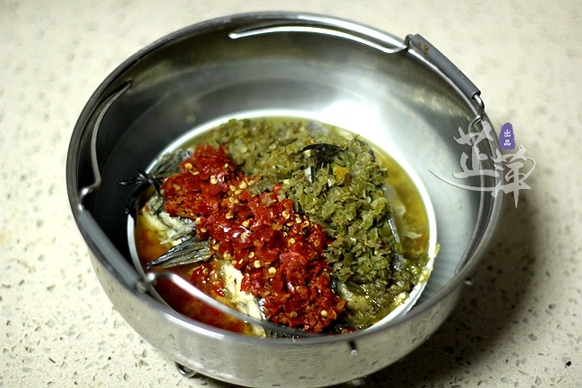 絕味雙椒蒸鱸魚的做法-香辣味蒸菜譜-易網(wǎng)健康養(yǎng)生網(wǎng) 絕味雙椒蒸鱸魚的做法-香辣味蒸菜譜