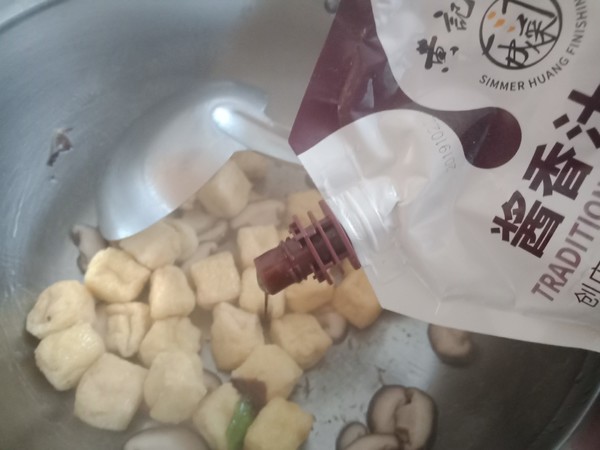 香菇炒豆腐泡的做法-咸鮮味炒菜譜