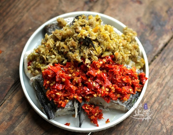 絕味雙椒蒸鱸魚的做法-香辣味蒸菜譜-易網(wǎng)健康養(yǎng)生網(wǎng) 絕味雙椒蒸鱸魚的做法-香辣味蒸菜譜