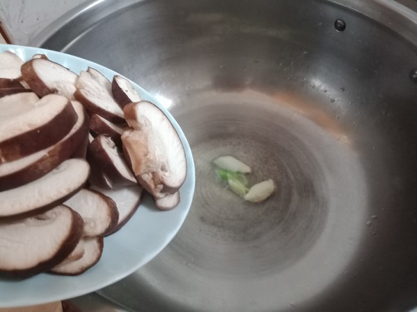 香菇炒豆腐泡的做法-咸鮮味炒菜譜