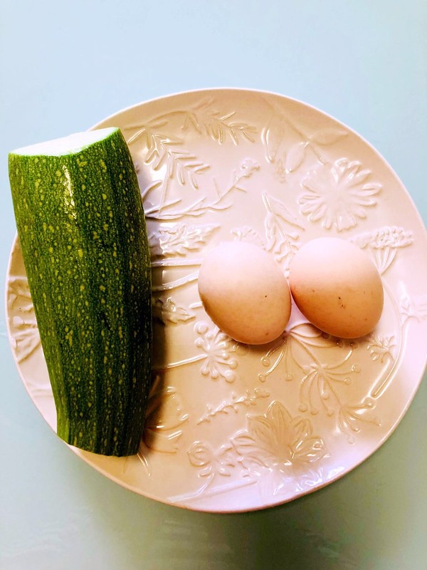 西葫蘆餅的做法-家常味煎菜譜-易網<a href=http://www.aoa7937.com/ target=_blank class=infotextkey>健康養生</a>網 西葫蘆餅的做法-家常味煎菜譜