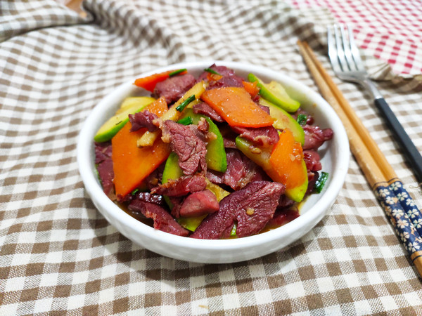 西葫蘆炒馬肉的做法-家常味炒菜譜-易網健康養生網 西葫蘆炒馬肉的做法-家常味炒菜譜