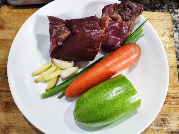 西葫蘆炒馬肉的做法-家常味炒菜譜-易網<a href=http://www.aoa7937.com/ target=_blank class=infotextkey>健康養生</a>網 西葫蘆炒馬肉的做法-家常味炒菜譜