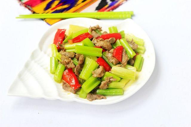 芹菜炒羊肉的做法-家常味炒菜譜-易網健康養生網 芹菜炒羊肉的做法-家常味炒菜譜