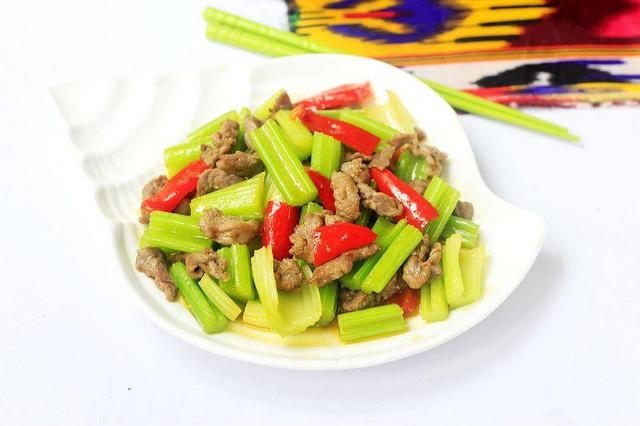 芹菜炒羊肉的做法-家常味炒菜譜-易網健康養生網 芹菜炒羊肉的做法-家常味炒菜譜