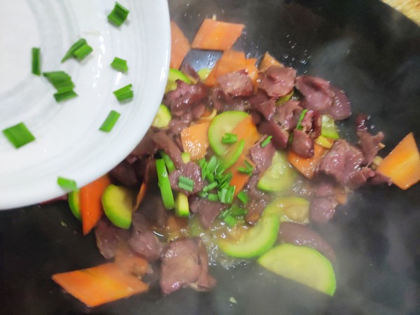 西葫蘆炒馬肉的做法-家常味炒菜譜-易網健康養生網 西葫蘆炒馬肉的做法-家常味炒菜譜