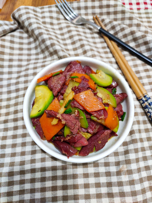 西葫蘆炒馬肉的做法-家常味炒菜譜-易網健康養生網 西葫蘆炒馬肉的做法-家常味炒菜譜