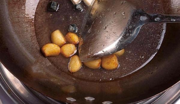金銀蛋浸菠菜的做法-家常味炒菜譜